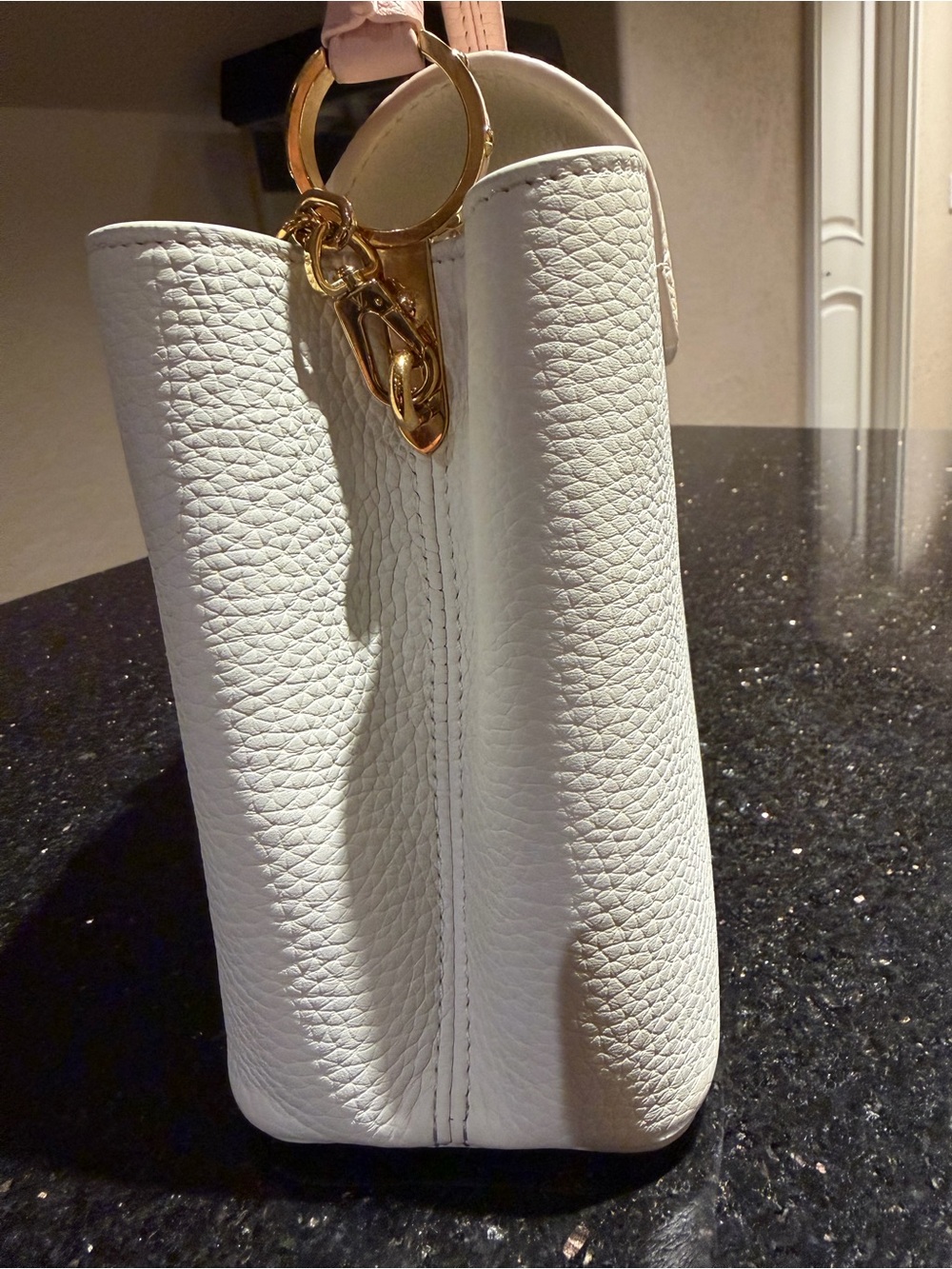 Louis Vuitton White and Pink Capucines Crossbody Bag with Gold Hardware - Picture 5 of 13